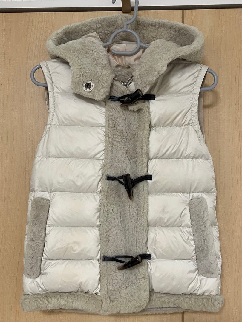 EMMETI DANIEL ダニエル ムートン ダウン ベスト フード トグル