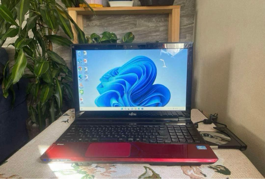 富士通　ノートパソコン windows11 core i3 AH45/K 赤