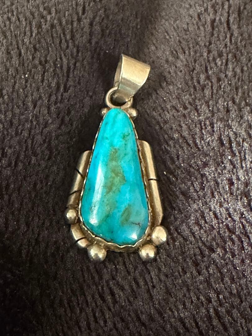 ⓐインディアンジュエリー　ナバホ族　レベッカグッドラック氏作ターコイズペンダント