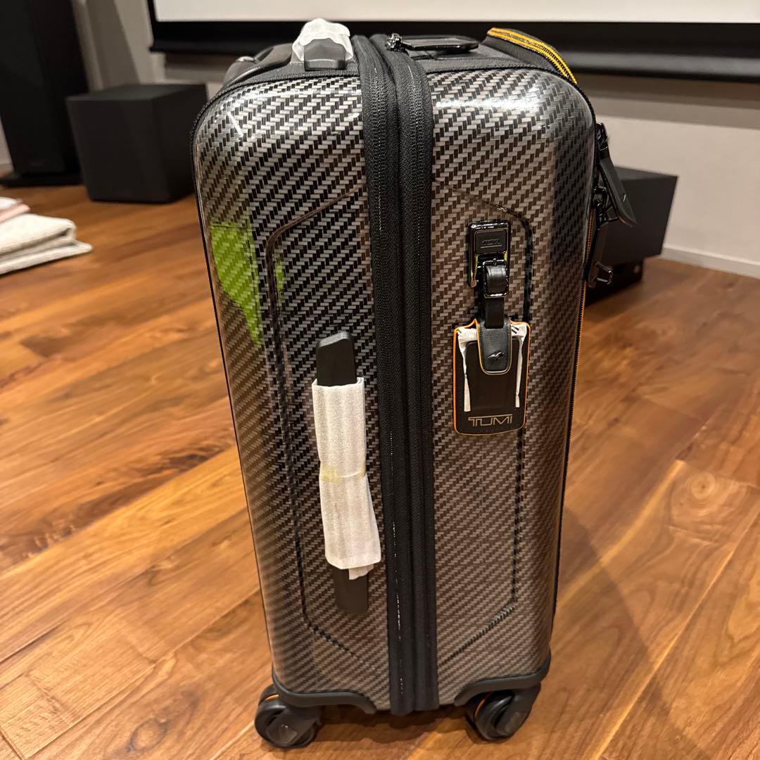 TUMI McLarenカーボンファイバー風デザイン 中型スーツケース