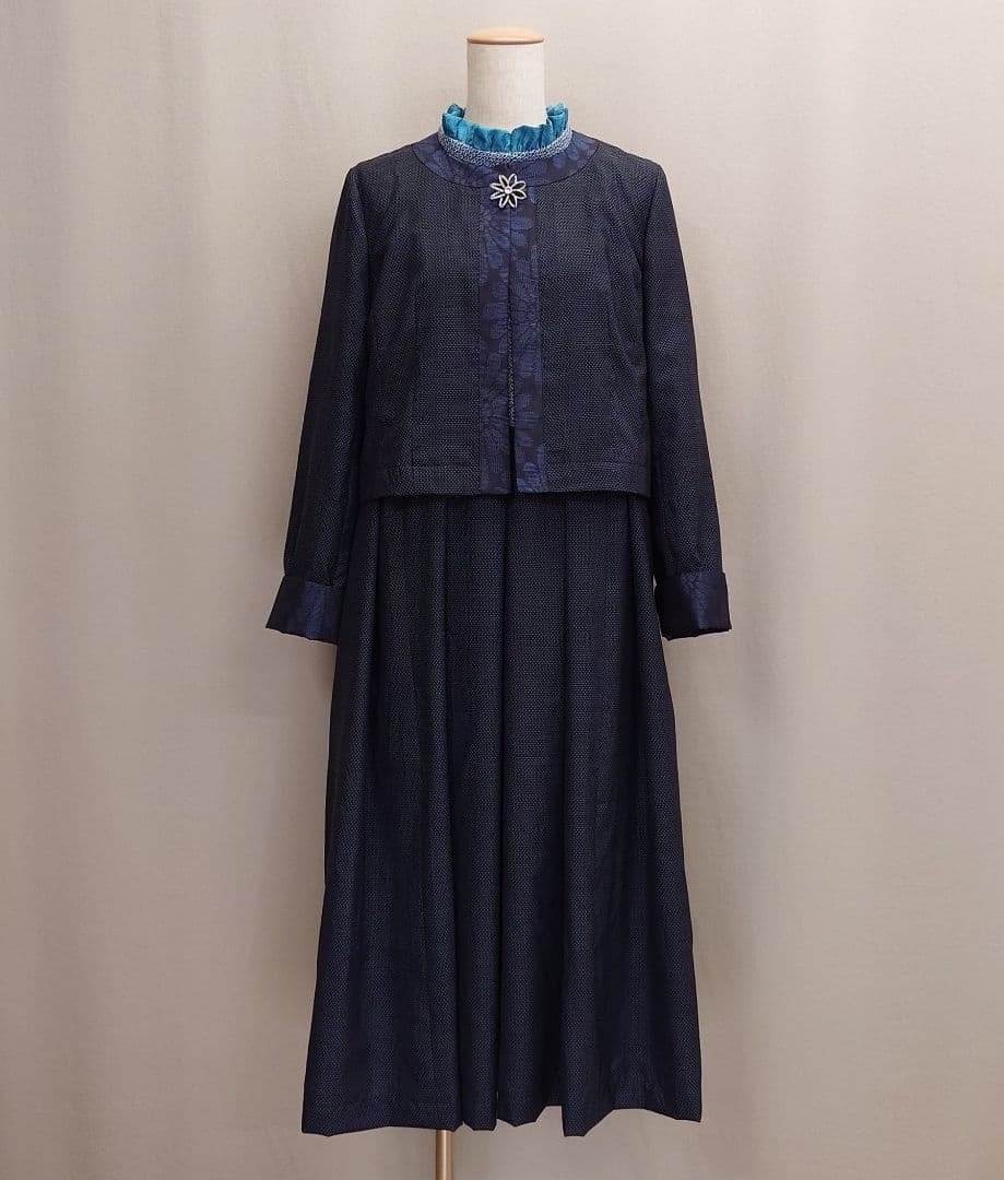 着物リメイク フリルカラーのプリーツワンピースと配色ジャケット