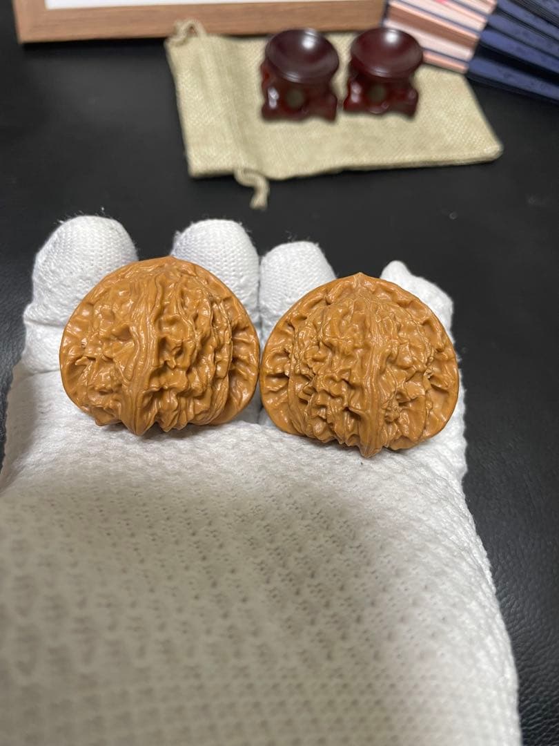 ご依頼No.338 遊ぶクルミ文玩核桃精配三角白狮子头核桃 文玩袋 セット