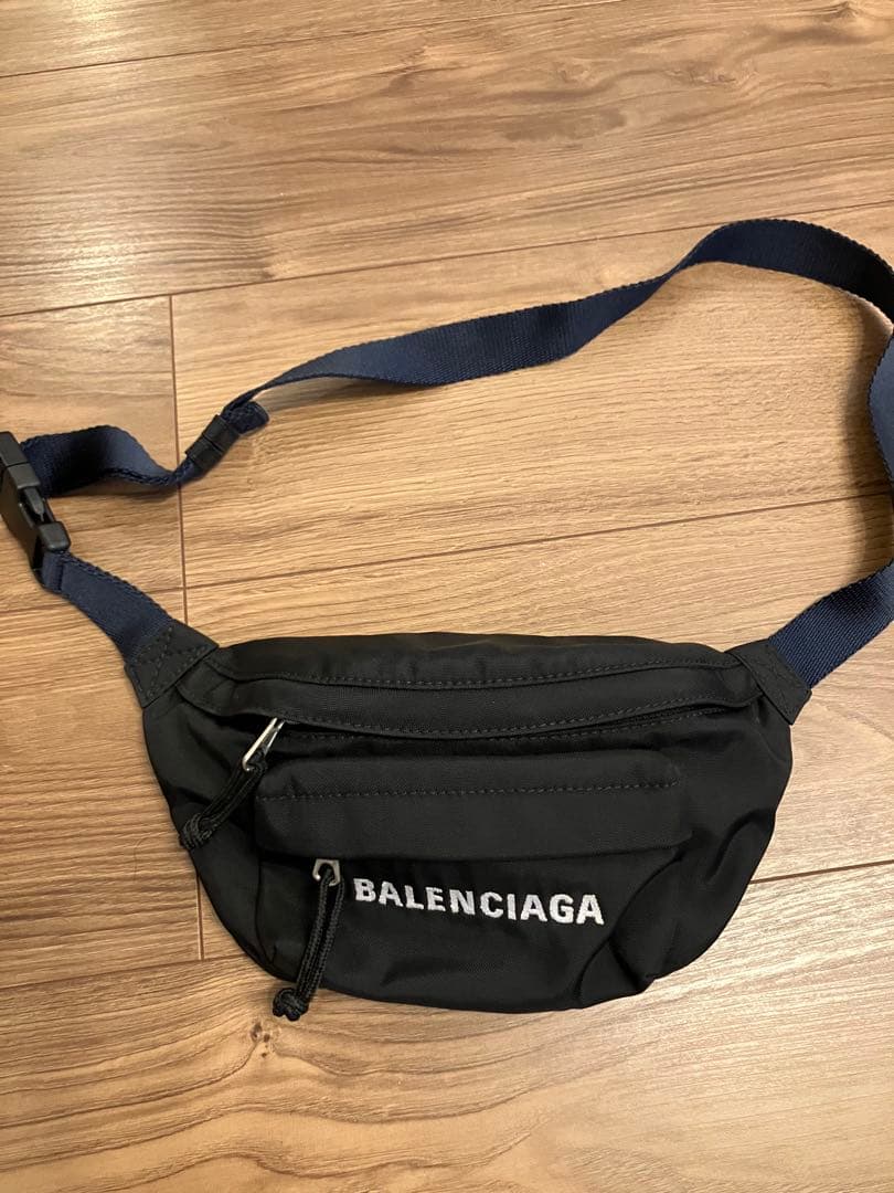 BALENCIAGA ボディバッグ ブラック　ウエストポーチ