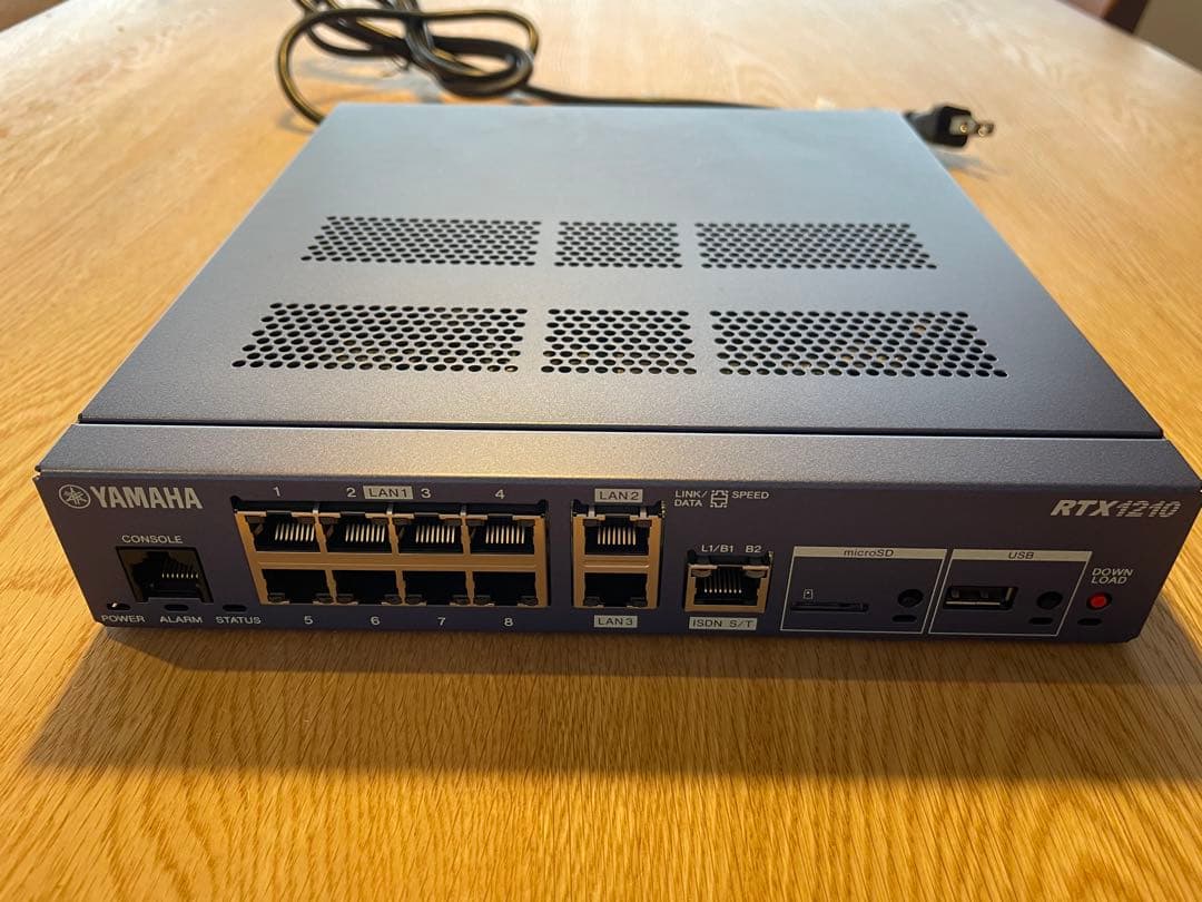 8ポートと2つのUSBポートを備えたYAMAHA RTX1210ルーター。