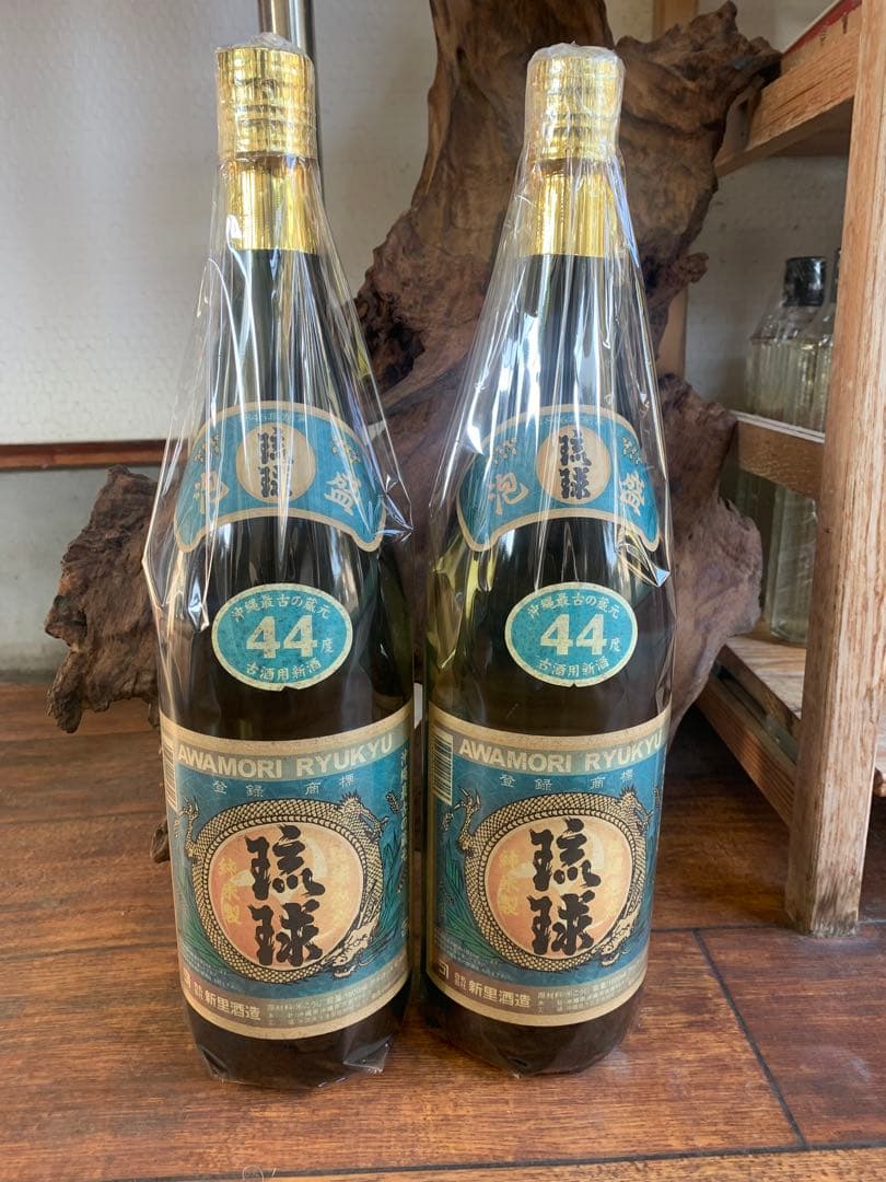 泡盛　琉球　古酒　1800ml 44% 新里酒造　２本セット　20年物