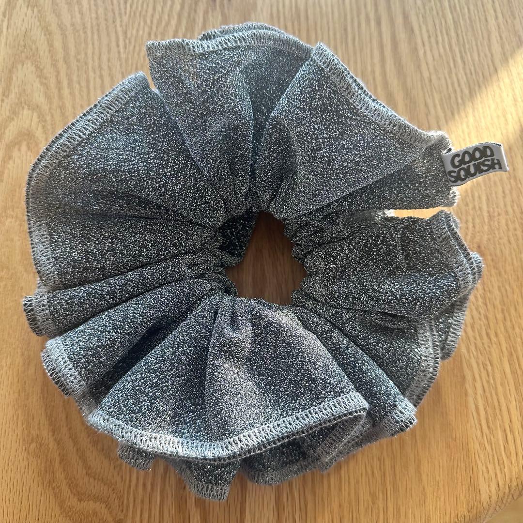 GOOD SQUISH シルバー フリルヘアシュシュ
