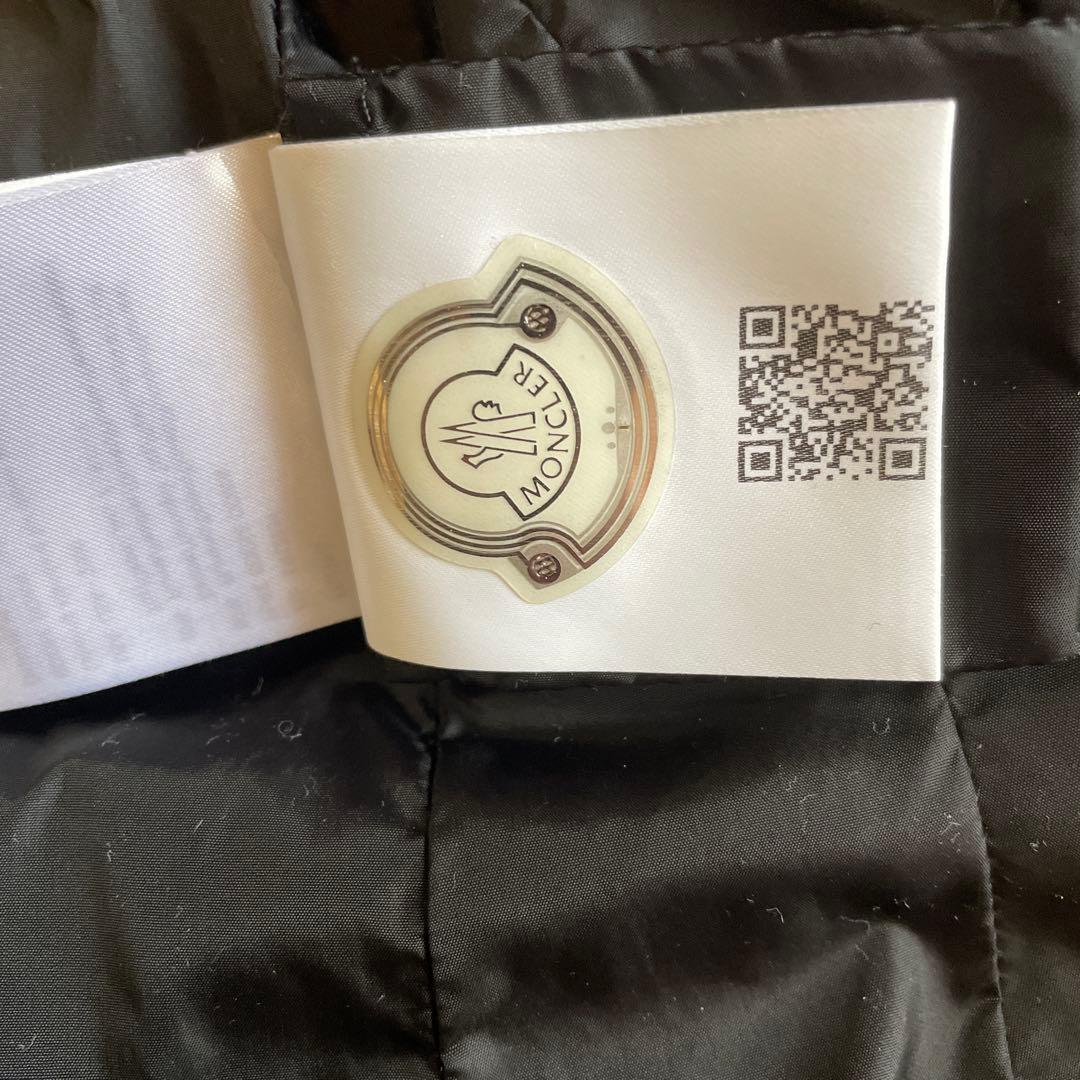 Moncler ブラック ダウンジャケット フード付き