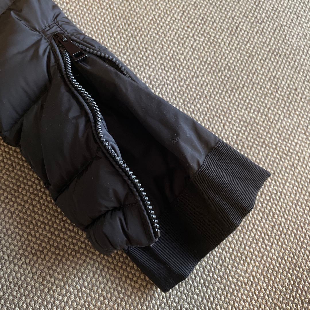 Moncler ブラック ダウンジャケット フード付き