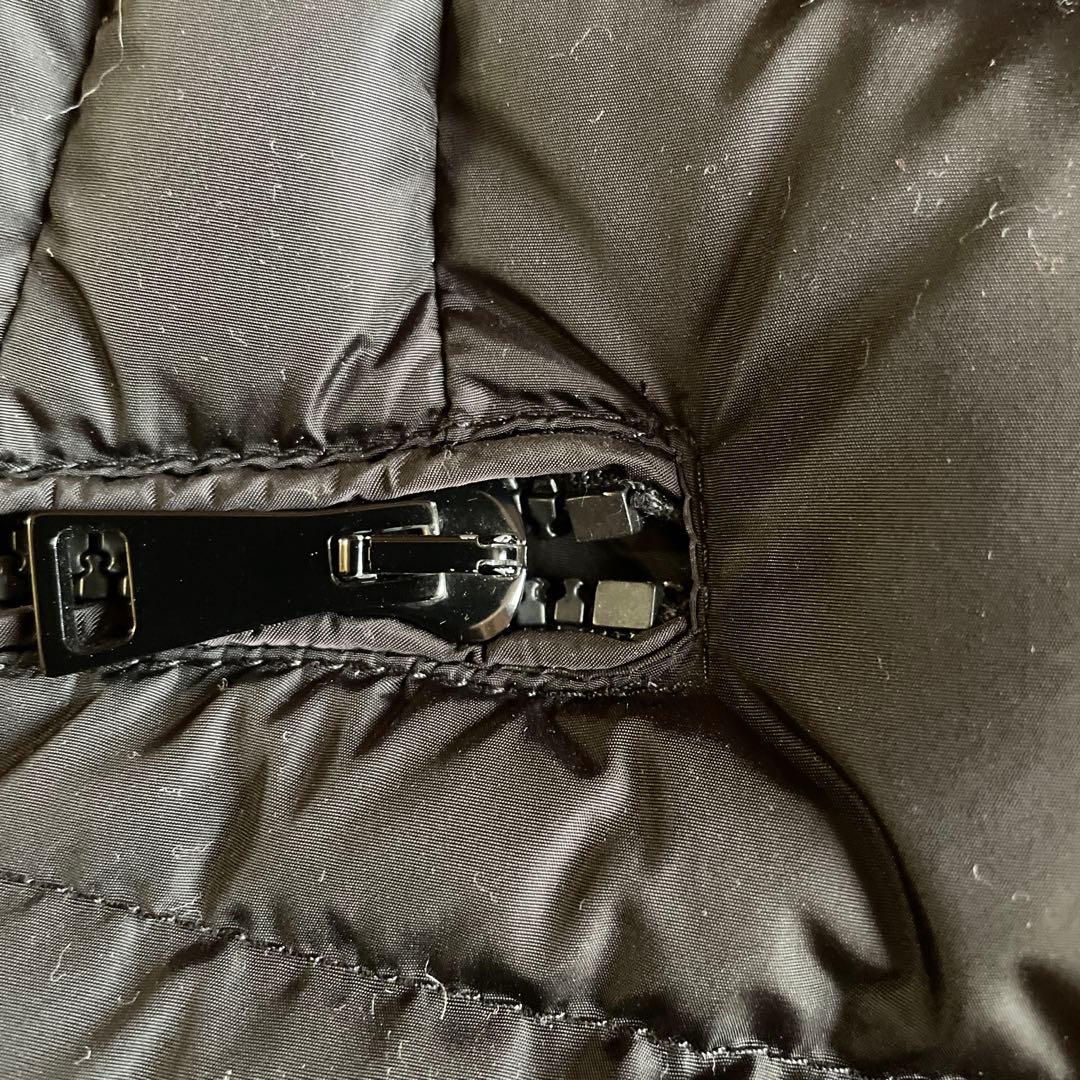 Moncler ブラック ダウンジャケット フード付き