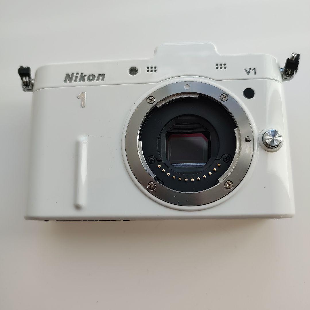 Nikon V1 ホワイト ミラーレスカメラ　30-110のレンズ付き　ジャンク