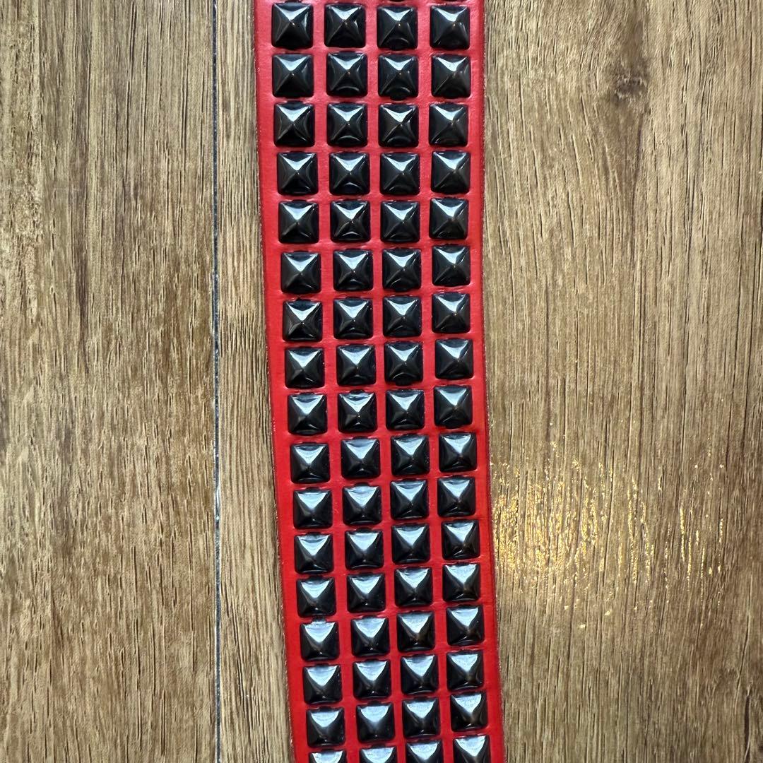 美品 HTC ベルト 4連ピラミッドブラックスタッズベルト レッド 32インチ