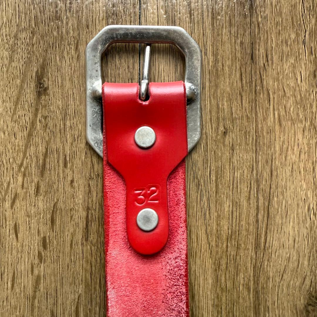 美品 HTC ベルト 4連ピラミッドブラックスタッズベルト レッド 32インチ