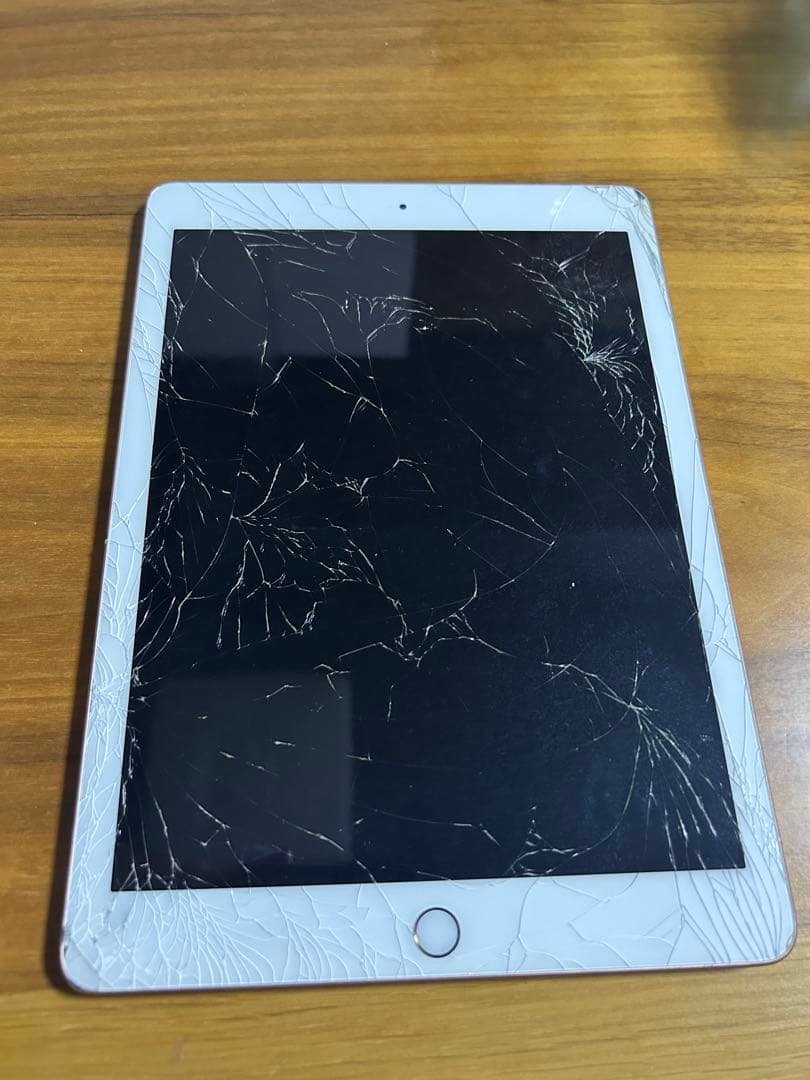 iPad 第6世代 ゴールド 画面ひび割れあり