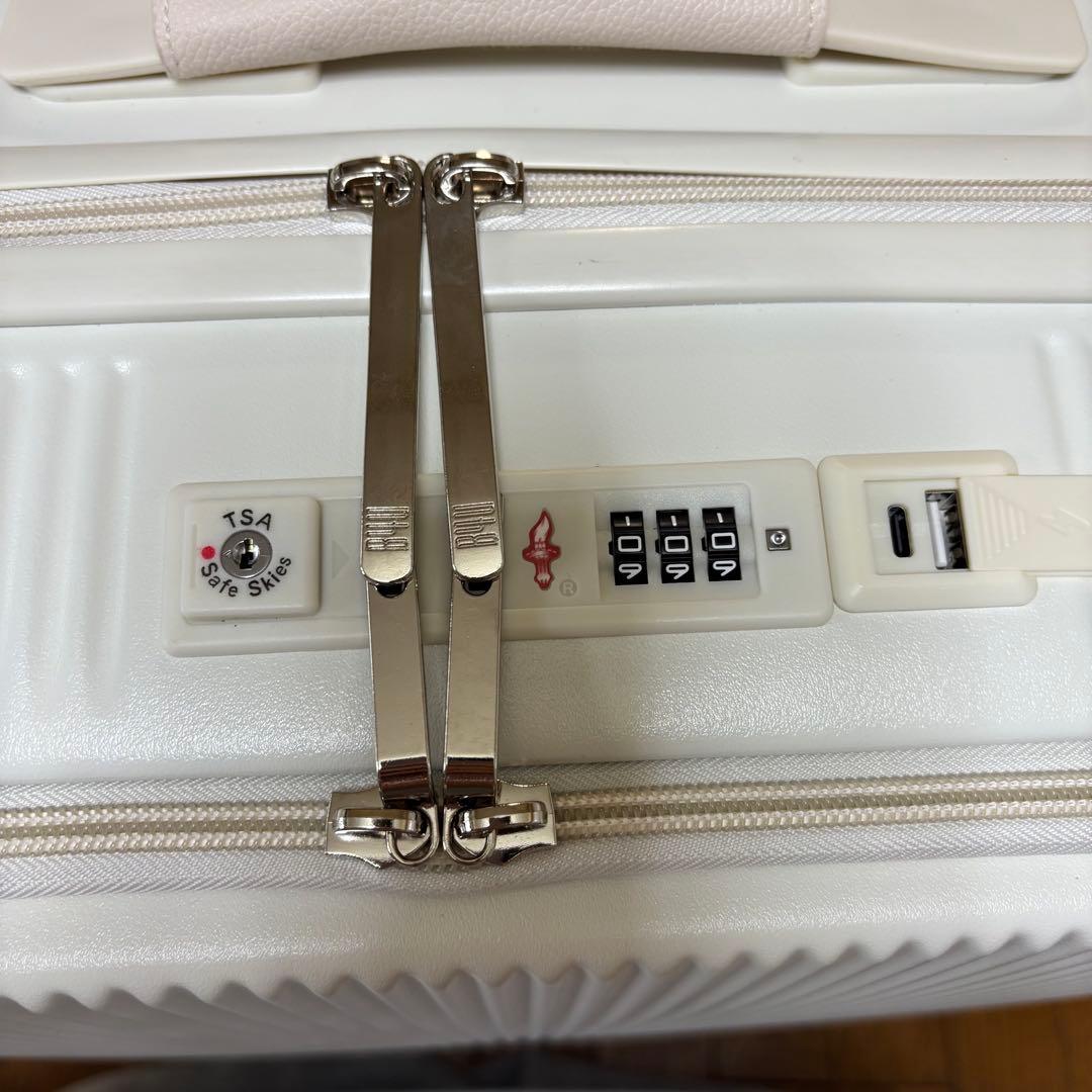 【るるれれろ】B4U スーツケース　Mサイズ　ホワイト