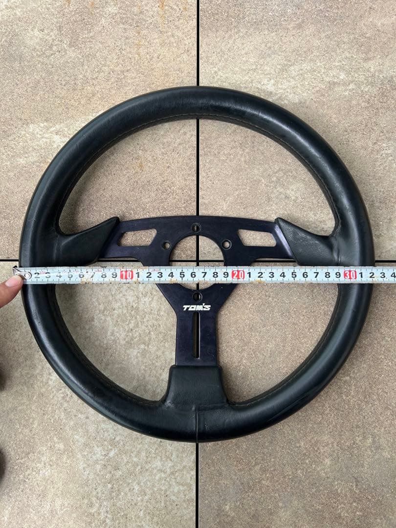 TOMS スポーツステアリング 32Φ 3スポーク センターパット付き