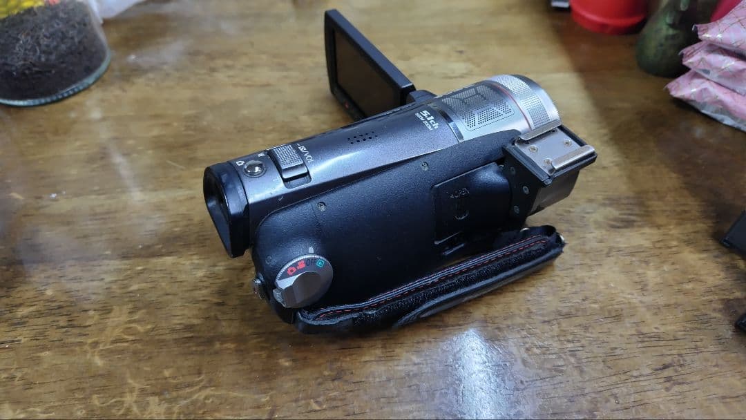 Panasonic hdc-tm350　ビデオカメラ 可動式液晶