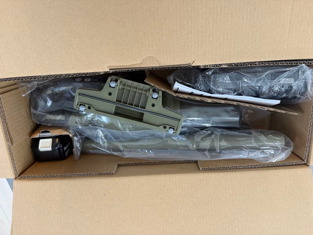 未使用品　makita 充電式クリーナー CL286FDRFO 箱傷み有