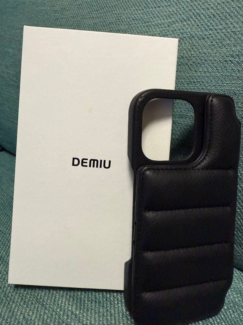 DEMIU パッド入りブラックiPhone16Proケース