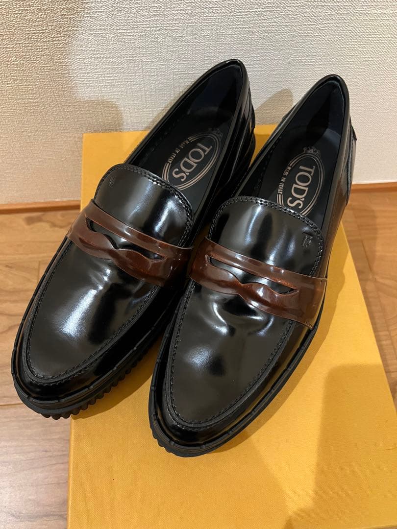 TOD'S ブラックレザー ローファー