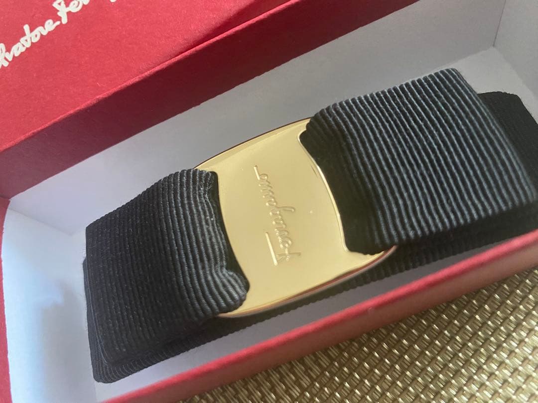 サルヴァトーレフェラガモ　バレッタ　黒×ゴールド