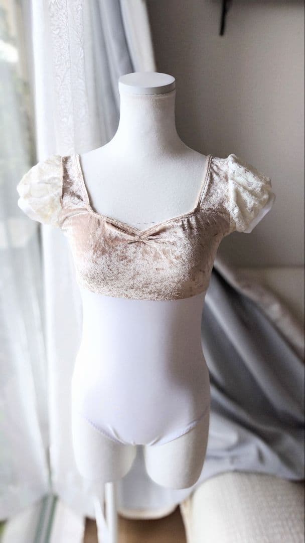 S～Mサイズ∕アイボリーのクラッシュベロアが光る起毛レース袖の娘役レオタード白