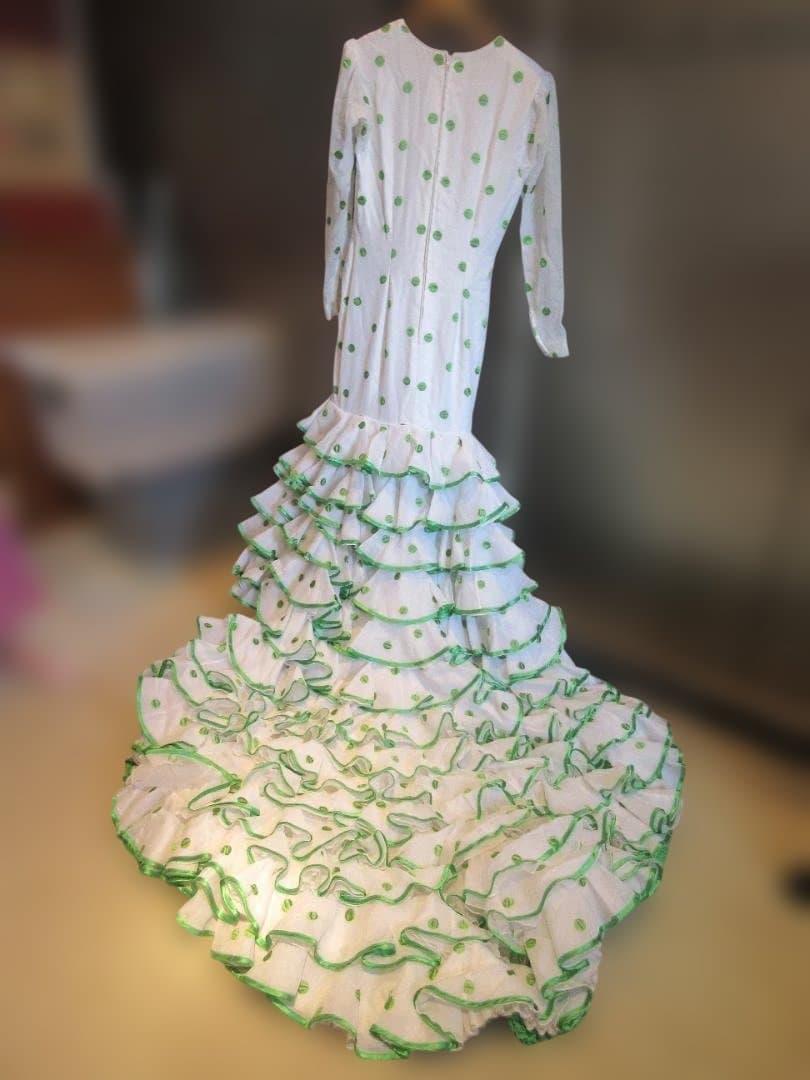 フラメンコドレス バタデコーラ 白地に緑のドット