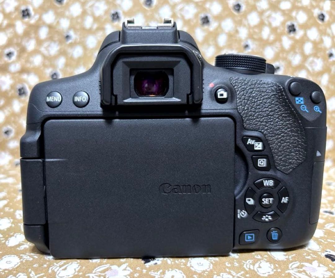Canon EOS Kiss X8i (W)﻿ダブルレンズセット 一眼レフカメラ