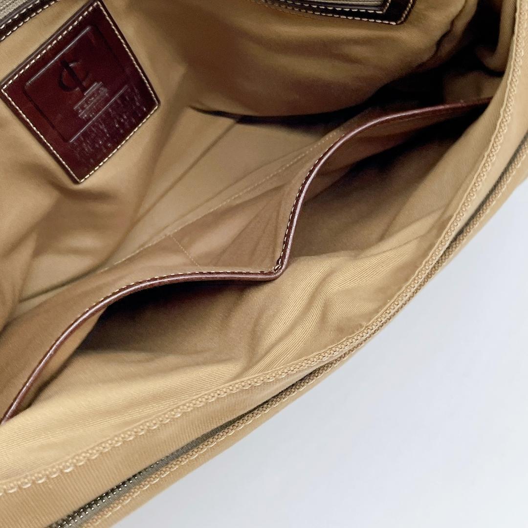 COACH キャンバス A4可能 メッセンジャーバッグ　ベージュ e768