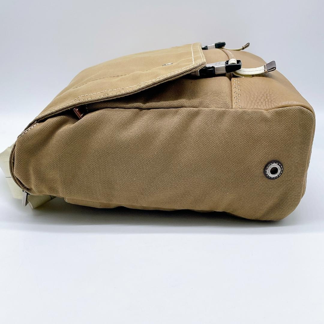COACH キャンバス A4可能 メッセンジャーバッグ　ベージュ e768