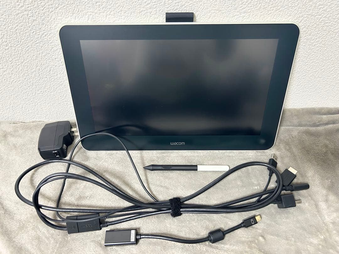 Wacom One 液晶ペンタブレット DTC133 本体、ペン、ケーブル