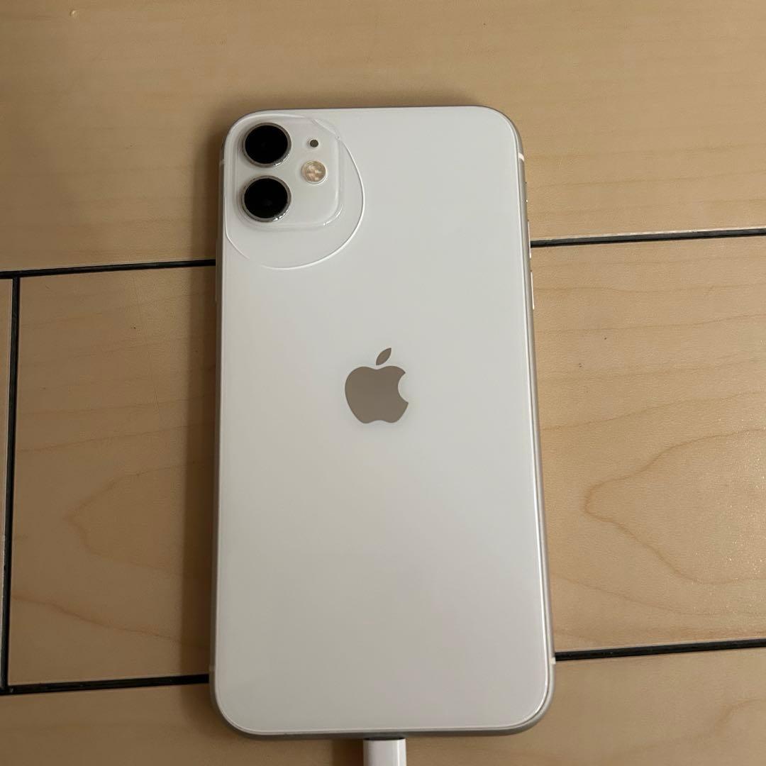 iPhone 11 ホワイト 本体 割れあり 初期化済み