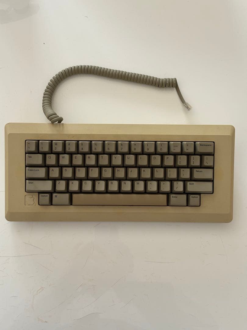 初代Mac128／512K 用キーボード。ケーブル付。モデルM0110
