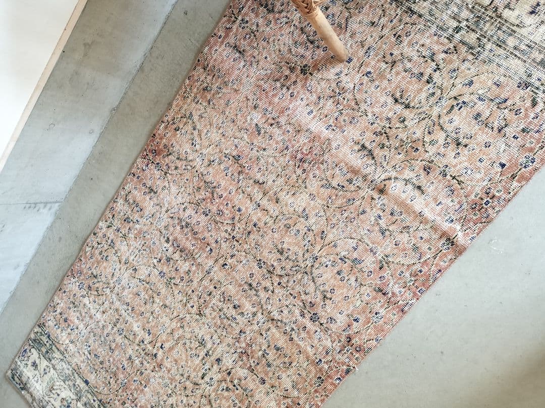 シャビーな朱赤のサークルフラワーラグ　ヴィンテージトルコラグ　No.727