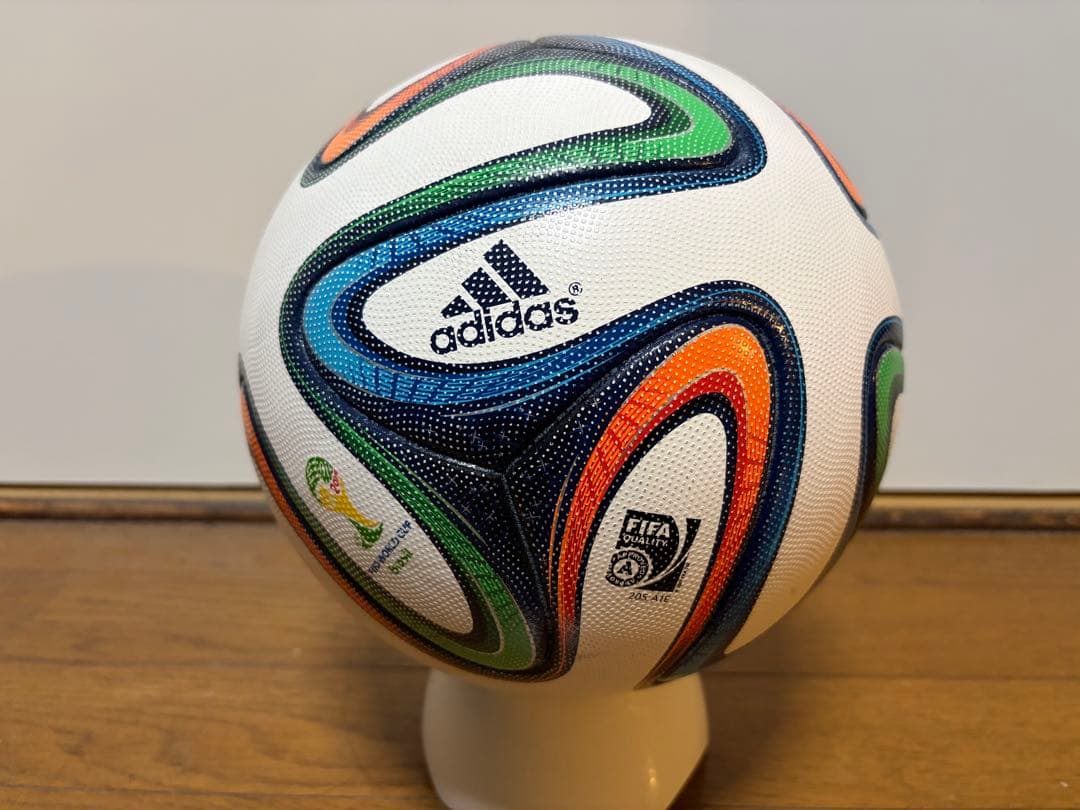 adidas Brazuca サッカーボール　公式 5号球
