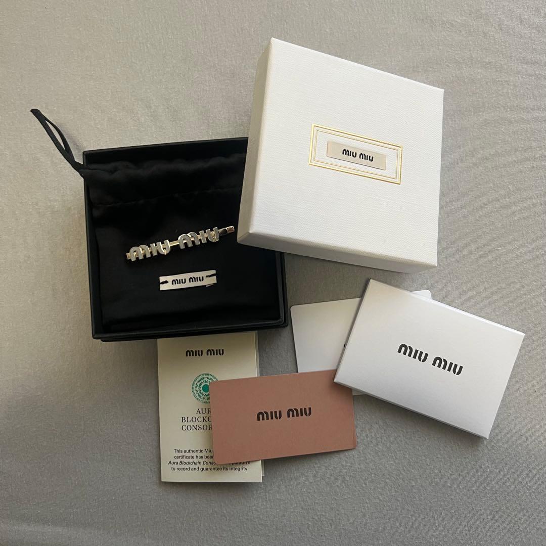 miumiu ロゴ入りヘアピン シルバー ホワイト