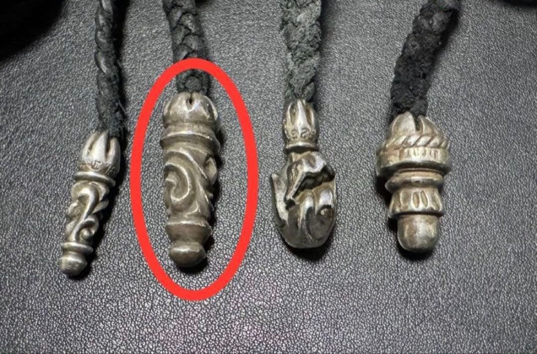 クロムハーツ ラージ スクロール レザー ブレード