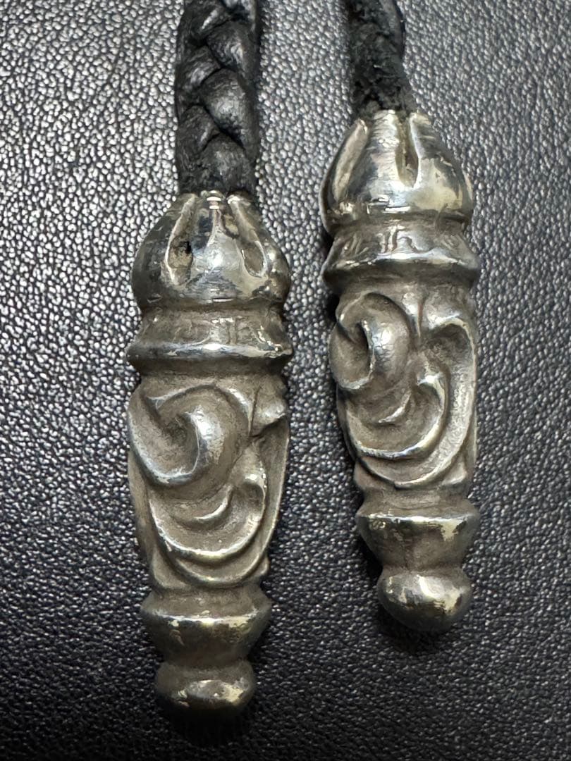 クロムハーツ ラージ スクロール レザー ブレード