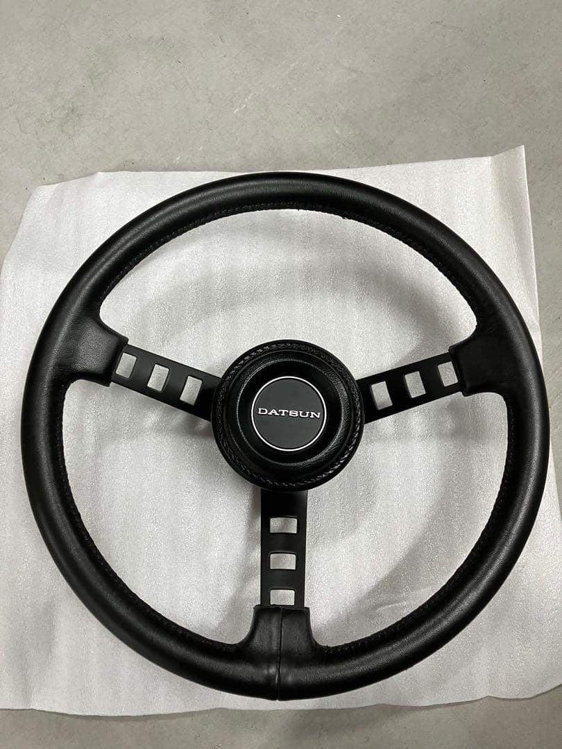 【在庫処分】DATSUN レプリカ ステアリング ハンドル・パット付き