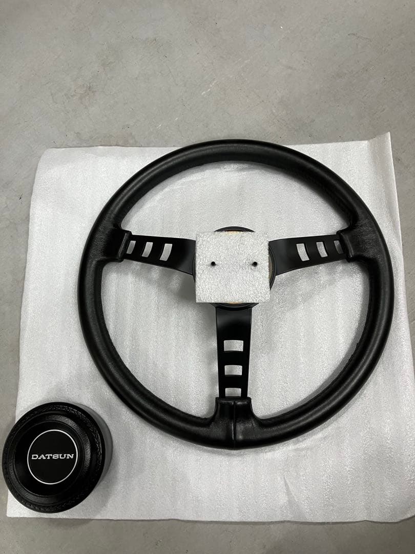 【在庫処分】DATSUN レプリカ ステアリング ハンドル・パット付き