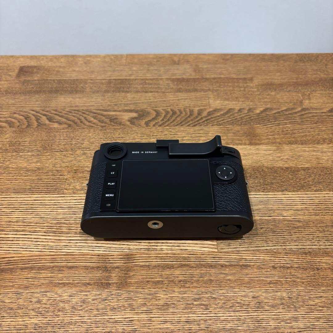 M10-P ボディ + 純正サムレスト 予備バッテリー付属