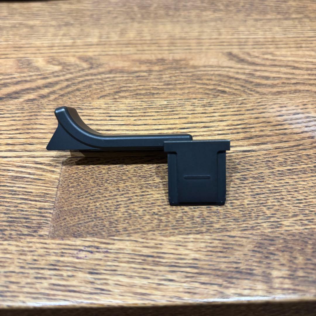 M10-P ボディ + 純正サムレスト 予備バッテリー付属