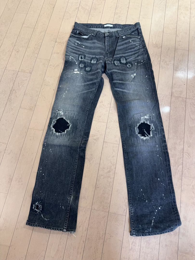 ナンバーナインのグランジデニム、ブラック