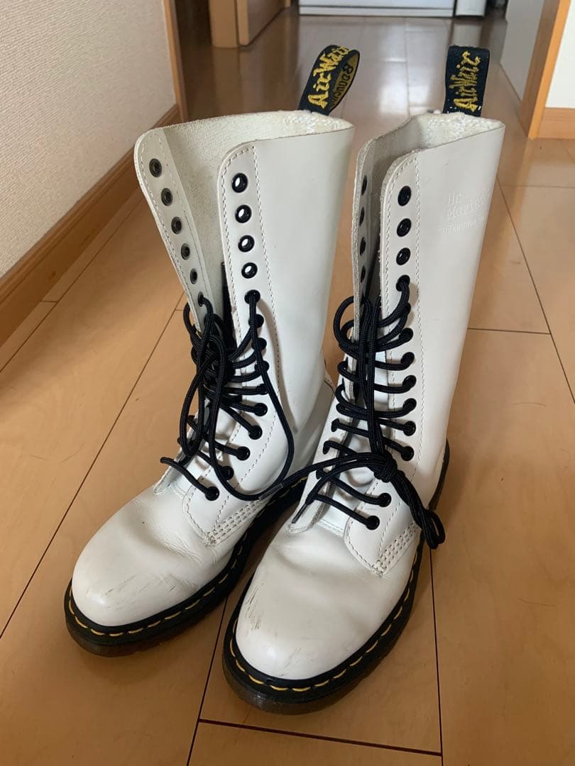 今月削除します‼️レア！廃盤モデル Dr.Martens 白ブーツ