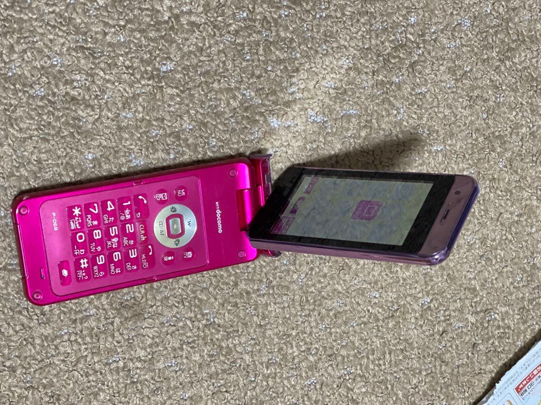 P-06B マゼンタ ドコモ 白ロム 携帯