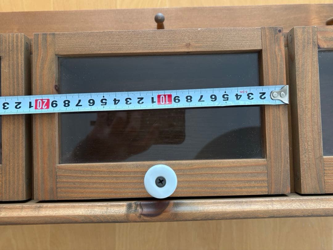 ウォールシェルフ、木製壁掛け棚 ガラス扉付き