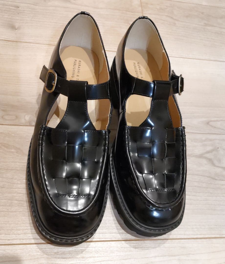 「つま先踊る、大人の相棒」こだわりソールのTストラップシューズ　24.5cm