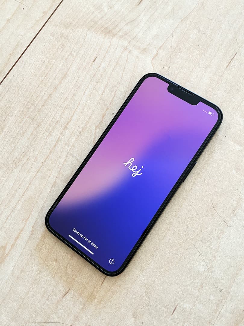 【極美品】Apple iPhone 16e 本体 128GB ブラック