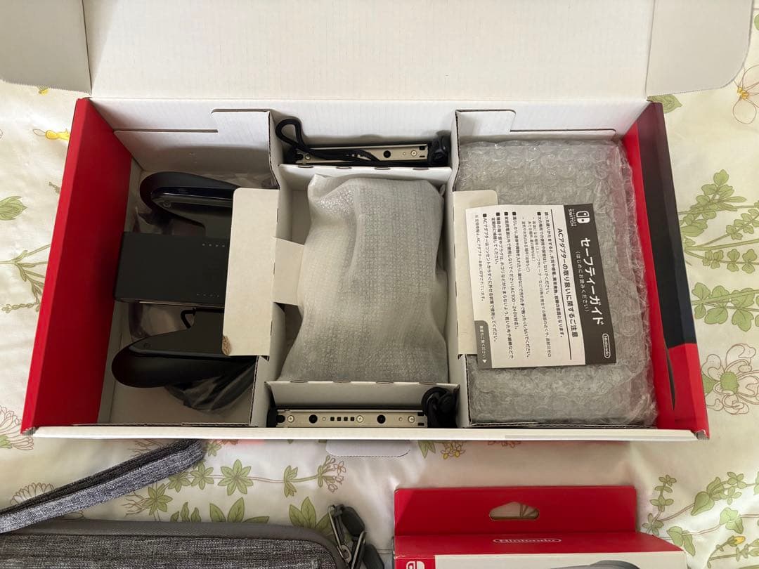 【中古】Nintendo Switch本体 + プロコン、おまけケース付