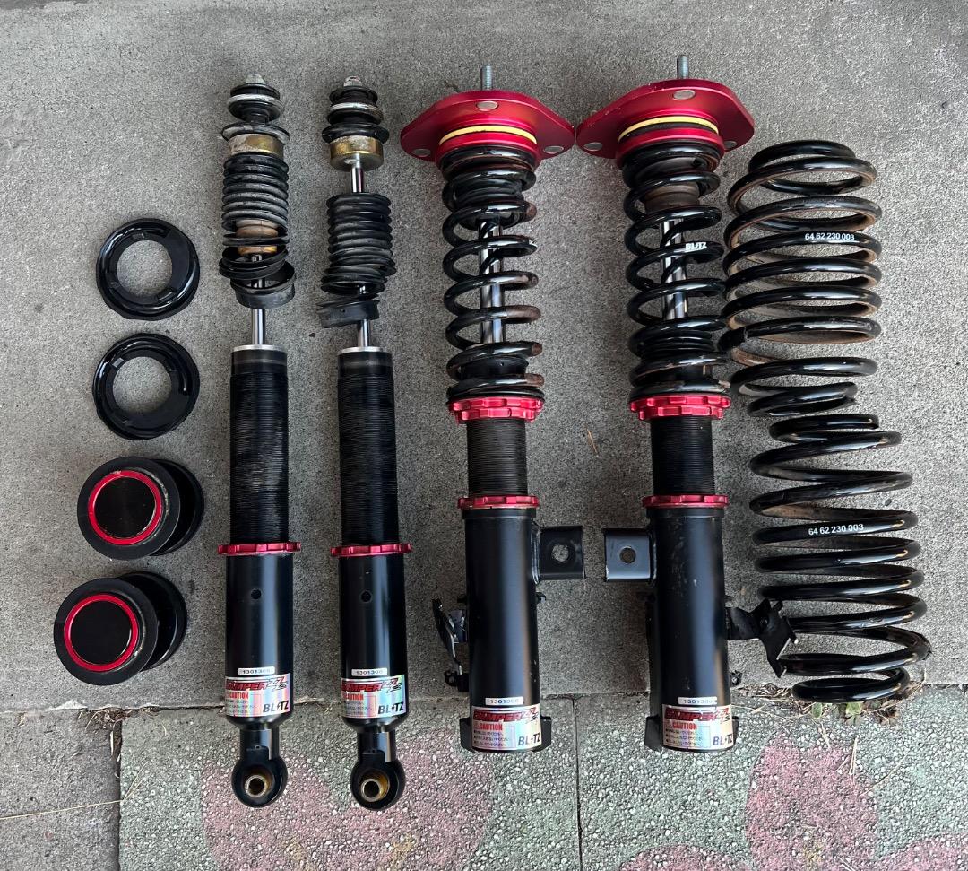 30プリウスZVW30 フルタップ式車高調BLITZ