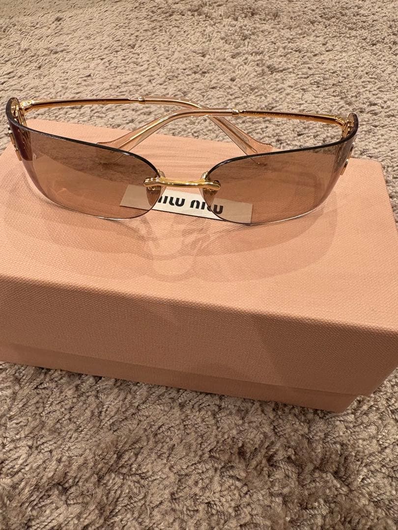 出品終了します。美品！！MIU MIU ゴールドフレーム サングラス